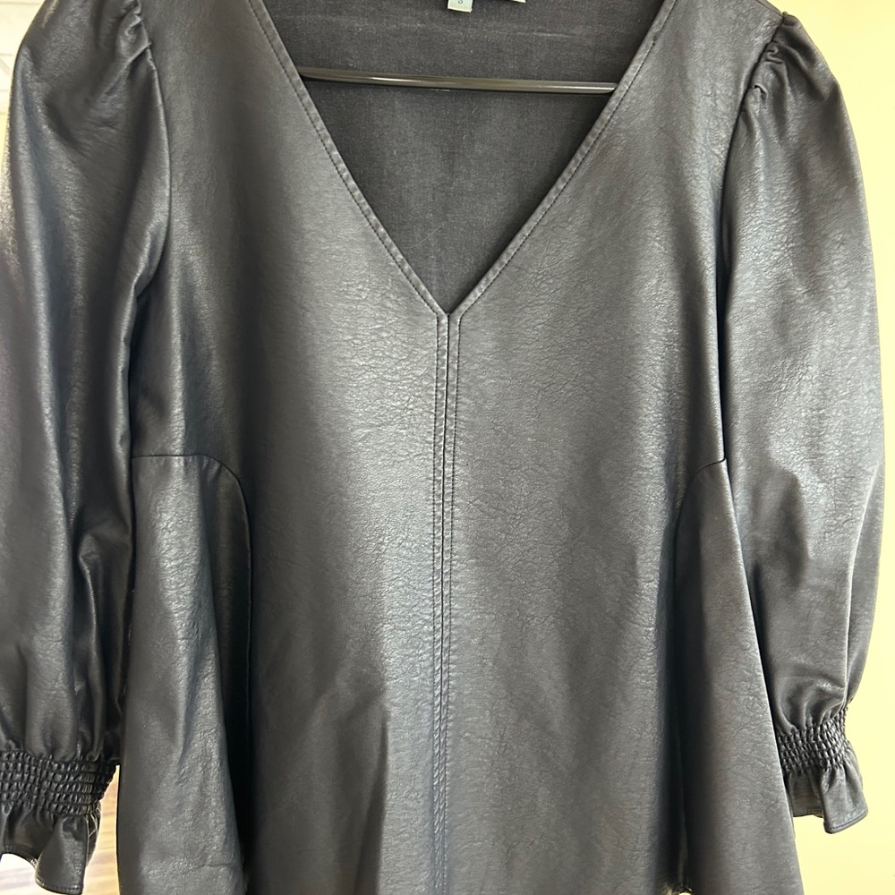Tuckernuck vegan V-Neck Women's Top with fab sleeves